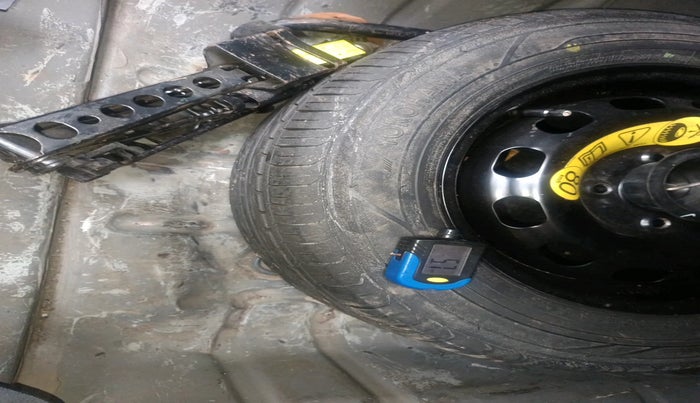 2011 Ford Fiesta TITANIUM PETROL, Petrol, Manual, 1,46,118 km, tyre