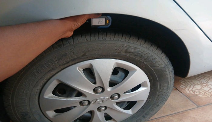 2013 Hyundai i10 ASTA 1.2, Petrol, Manual, 1,15,598 km, tyre