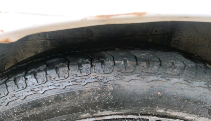 2014 Chevrolet Enjoy 1.4 LT 7 STR, Petrol, Manual, 73,838 km, tyre