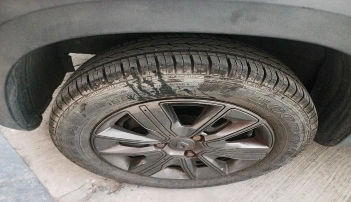 2020 Renault Kwid CLIMBER 1.0 AMT (O), Petrol, Automatic, 55,396 km, tyre