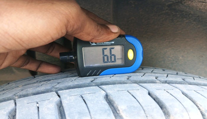 2014 Maruti Ertiga VXI, Petrol, Manual, 1,58,021 km, tyre