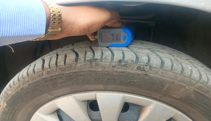 2011 Toyota Etios Liva G, Petrol, Manual, 85,888 km, tyre