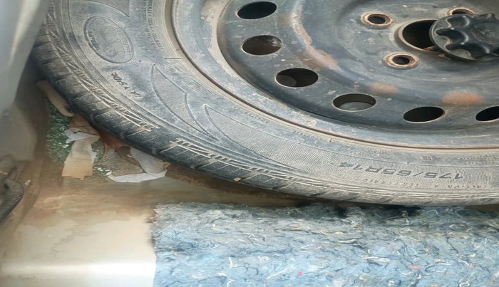 2011 Toyota Etios Liva G, Petrol, Manual, 85,888 km, tyre