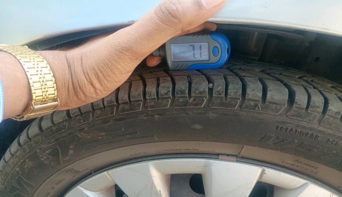 2011 Toyota Etios Liva G, Petrol, Manual, 85,888 km, tyre