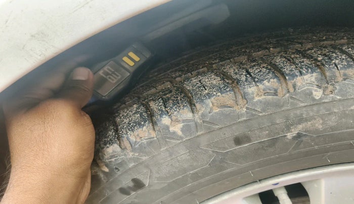 2011 Maruti Ritz ZXI, Petrol, Manual, 1,06,993 km, tyre