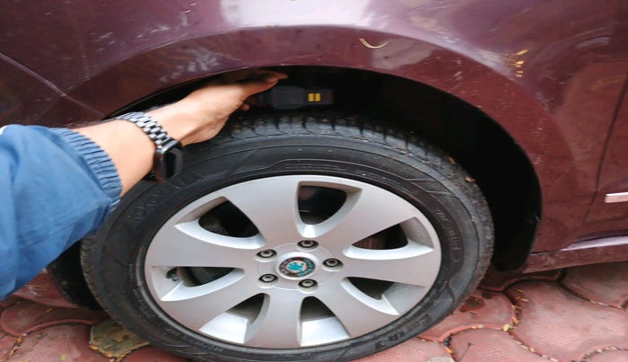 2011 Skoda Superb ELEGANCE 1.8 TSI MT, Petrol, Manual, 93,837 km, tyre