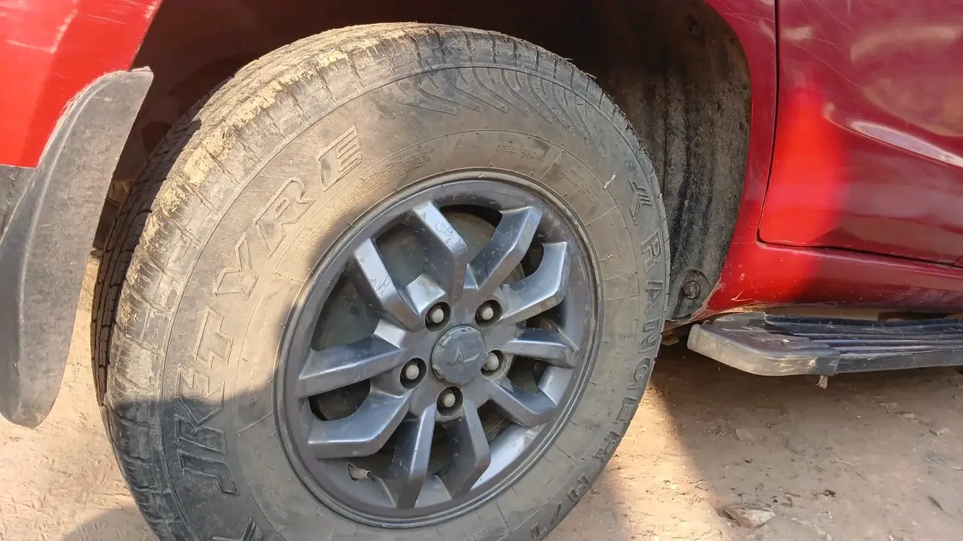 2018 Mahindra TUV300 T10 DUAL TONE, Diesel, Manual, 1,80,000 km, tyre