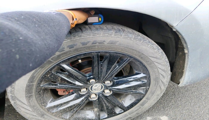 2016 Toyota Innova Crysta 2.8 ZX AT 7 STR, Diesel, Automatic, 1,45,749 km, tyre