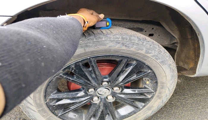 2016 Toyota Innova Crysta 2.8 ZX AT 7 STR, Diesel, Automatic, 1,45,749 km, tyre