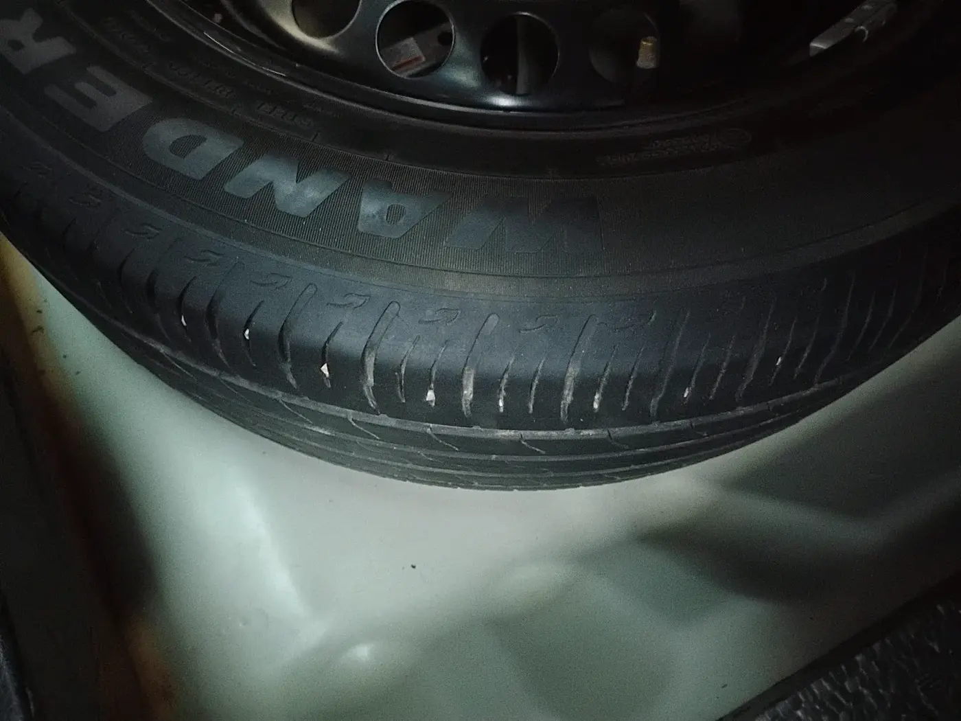 2022 Maruti BREZZA VXI SMART HYBRID, Petrol, Manual, 43,000 km, tyre