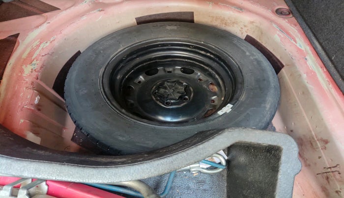 2011 Volkswagen Vento HIGHLINE DIESEL 1.6, Diesel, Manual, 1,24,468 km, tyre