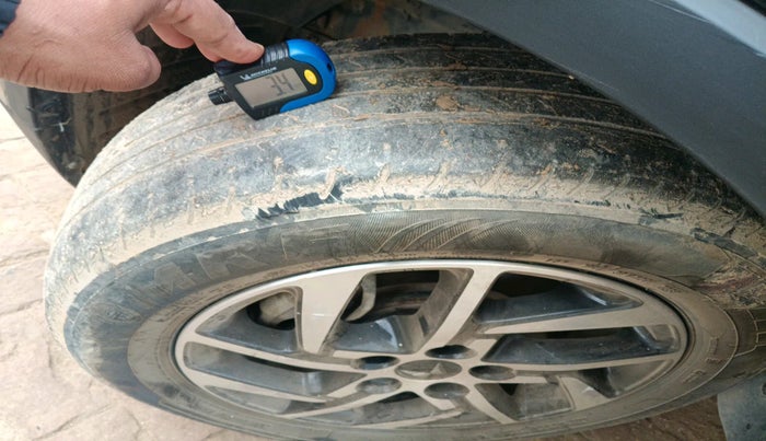 2022 Mahindra XUV300 W8 1.2 PETROL, Petrol, Manual, 67,737 km, tyre