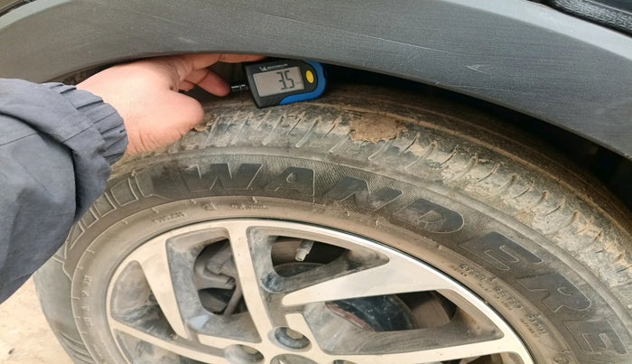 2022 Mahindra XUV300 W8 1.2 PETROL, Petrol, Manual, 67,737 km, tyre