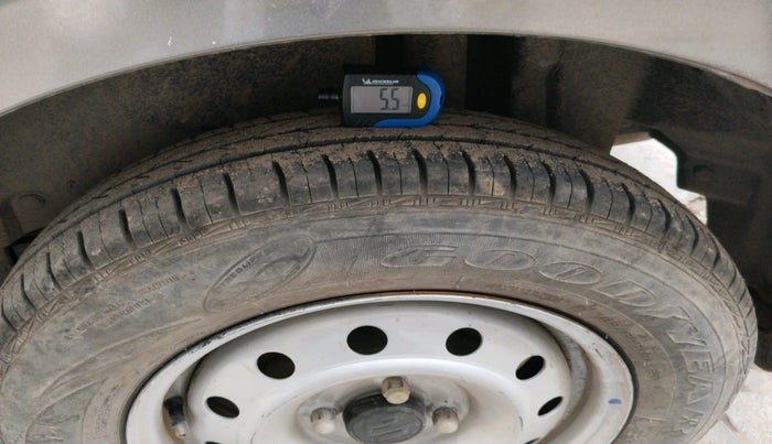 2015 Maruti Swift Dzire LXI (O), Petrol, Manual, 80,401 km, tyre