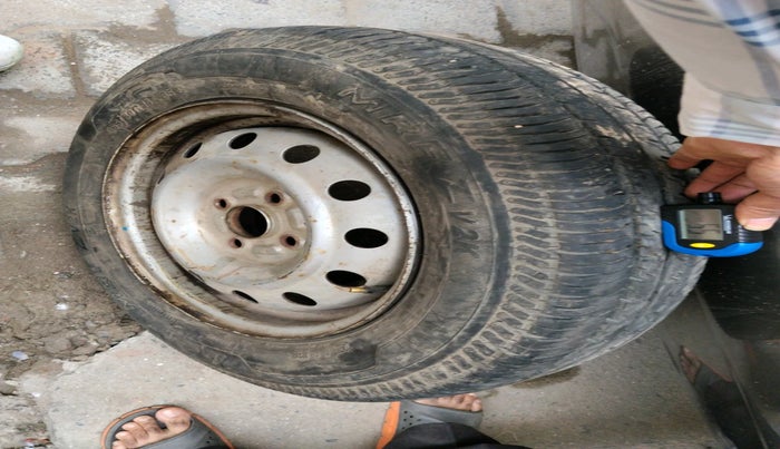 2015 Maruti Swift Dzire LXI (O), Petrol, Manual, 80,401 km, tyre