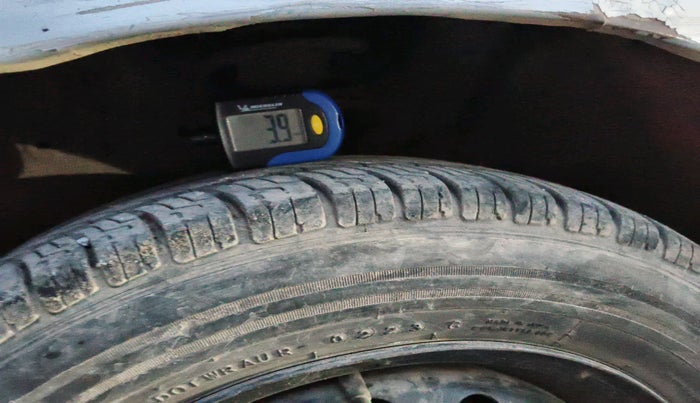 2011 Toyota Etios G, Petrol, Manual, 2,04,002 km, tyre