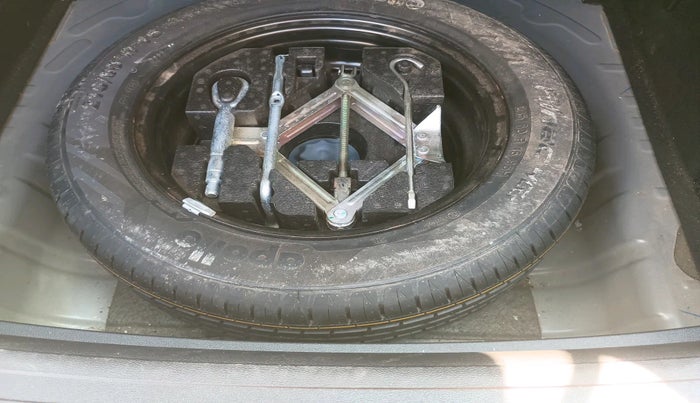 2022 MG ASTOR SHARP EX 1.5 MT, Petrol, Manual, 28,437 km, tyre