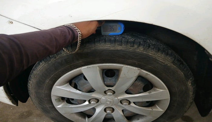 2013 Hyundai Eon ERA +, Petrol, Manual, 1,14,947 km, tyre