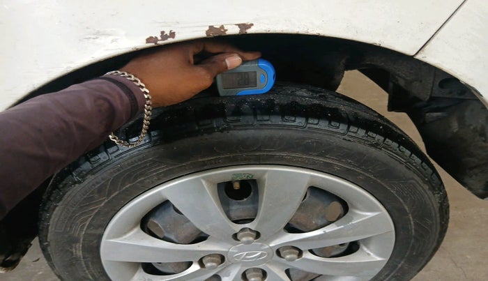 2013 Hyundai Eon ERA +, Petrol, Manual, 1,14,947 km, tyre