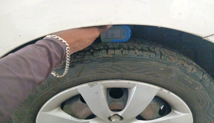 2013 Hyundai Eon ERA +, Petrol, Manual, 1,14,947 km, tyre