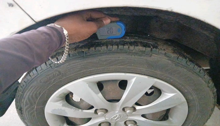 2013 Hyundai Eon ERA +, Petrol, Manual, 1,14,947 km, tyre