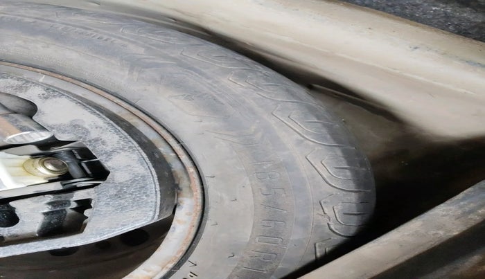 2013 Volkswagen Polo COMFORTLINE 1.2L, Diesel, Manual, 1,14,825 km, tyre