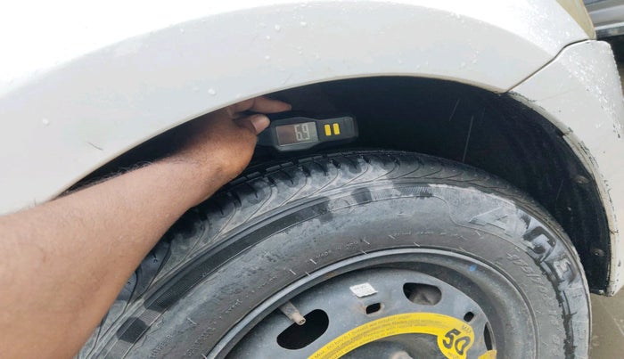 2013 Volkswagen Polo COMFORTLINE 1.2L, Diesel, Manual, 1,14,825 km, tyre