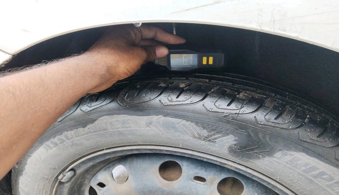 2013 Volkswagen Polo COMFORTLINE 1.2L, Diesel, Manual, 1,14,825 km, tyre