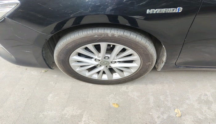 2017 Toyota Camry 2.5L AT, Petrol, Automatic, 1,88,736 km, tyre