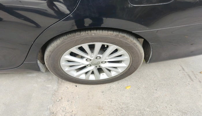 2017 Toyota Camry 2.5L AT, Petrol, Automatic, 1,88,736 km, tyre