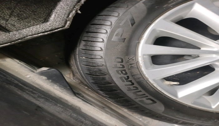 2017 Toyota Camry 2.5L AT, Petrol, Automatic, 1,88,736 km, tyre