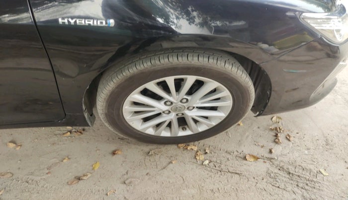 2017 Toyota Camry 2.5L AT, Petrol, Automatic, 1,88,736 km, tyre