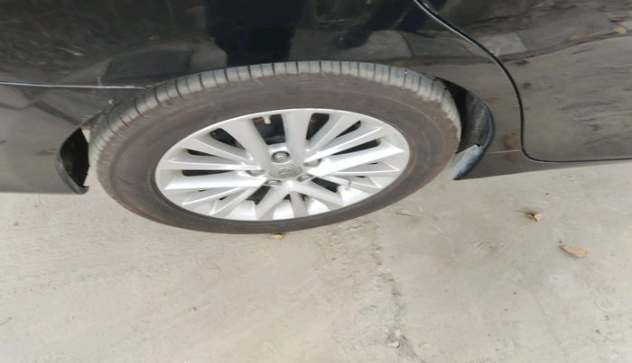 2017 Toyota Camry 2.5L AT, Petrol, Automatic, 1,88,736 km, tyre