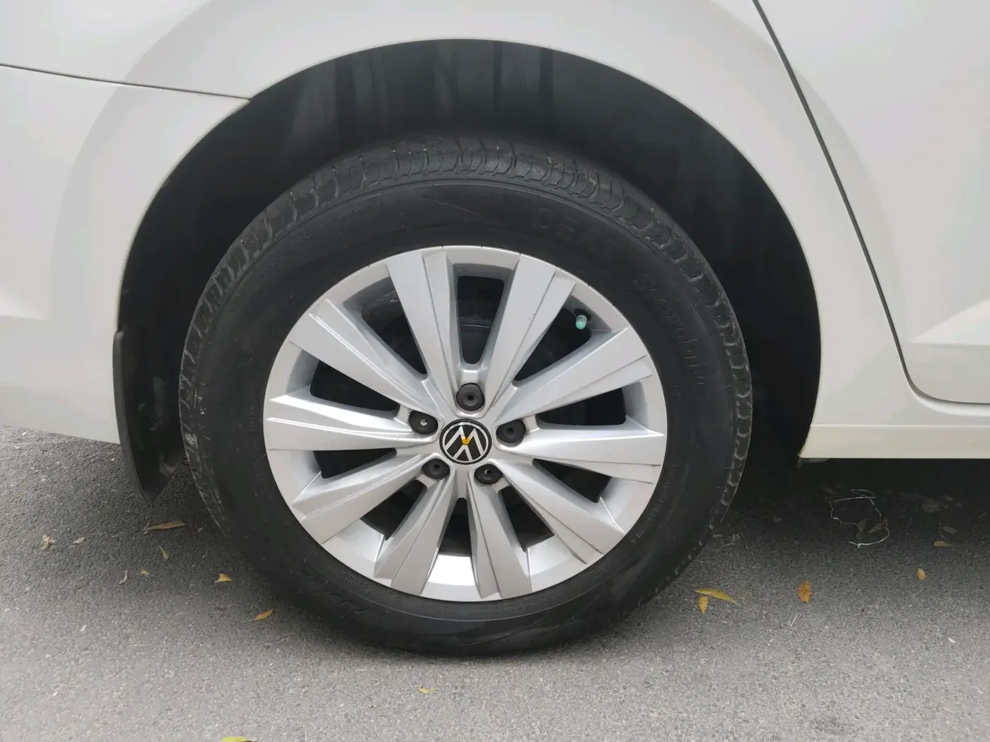 2023 Volkswagen VIRTUS HIGHLINE TSI 1.0 AT, Petrol, Automatic, 26,000 km, tyre