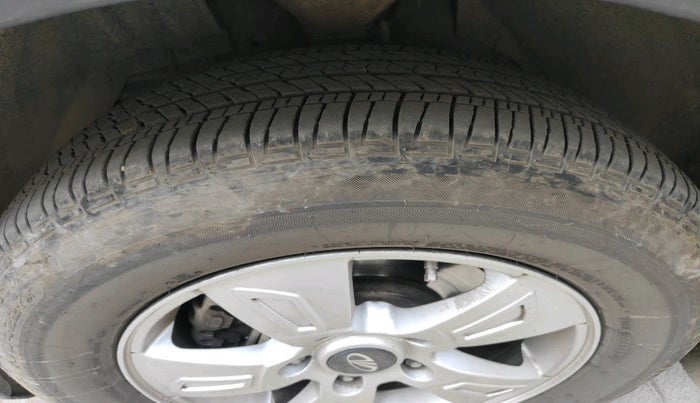 2015 Mahindra XUV500 W6, Diesel, Manual, 1,02,809 km, tyre