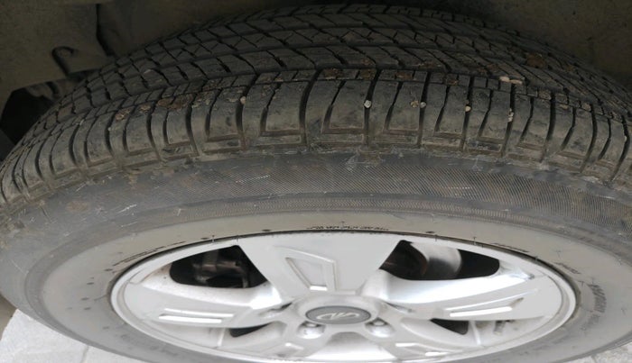 2015 Mahindra XUV500 W6, Diesel, Manual, 1,02,809 km, tyre