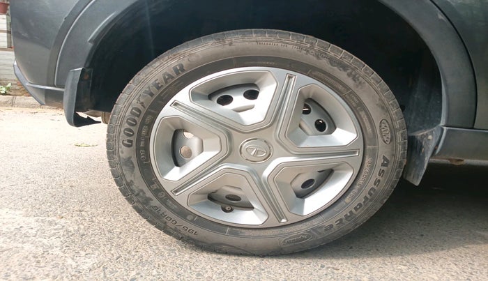 2021 Tata NEXON XE PETROL, Petrol, Manual, 23,665 km, tyre