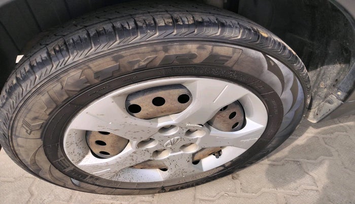 2020 Mahindra XUV300 W6 1.5 DIESEL, Diesel, Manual, 1,25,122 km, tyre