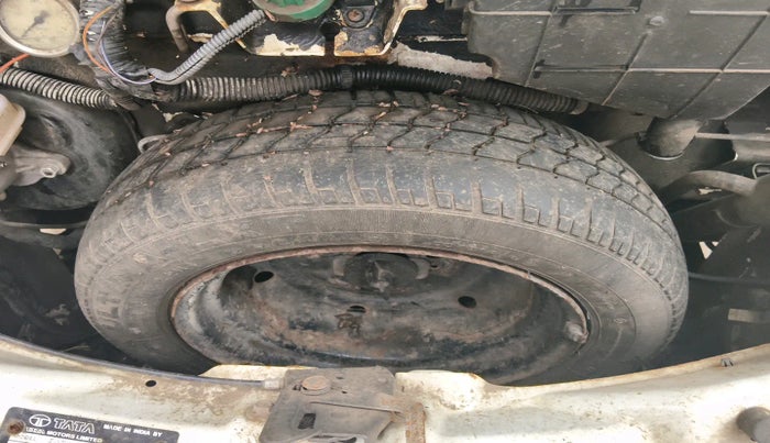 2014 Tata Nano EMAX LX CNG, Petrol, Manual, 65,997 km, tyre