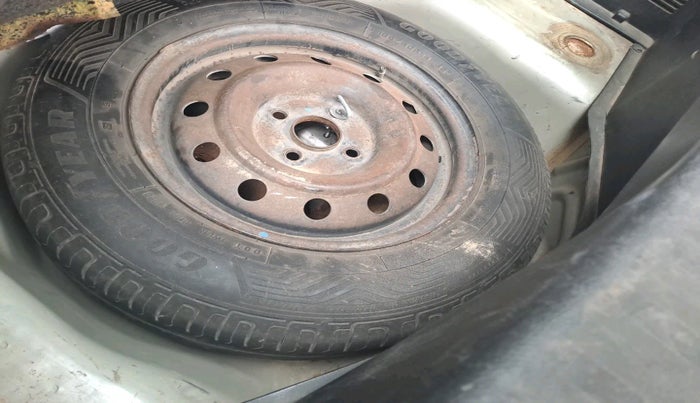 2015 Maruti Swift VXI, Petrol, Manual, 1,22,356 km, tyre