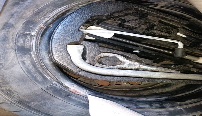 2014 Volkswagen Polo COMFORTLINE 1.2L, Petrol, Manual, 76,818 km, tyre