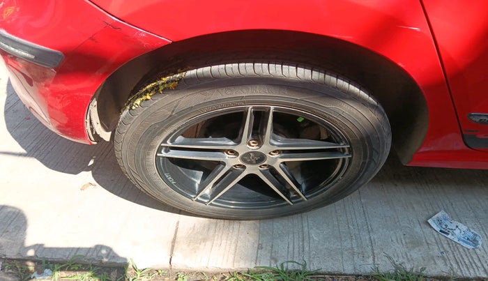 2014 Volkswagen Polo COMFORTLINE 1.2L, Petrol, Manual, 76,818 km, tyre