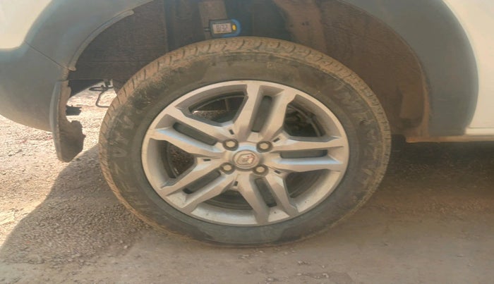 2024 Renault TRIBER RXZ AMT, Petrol, Automatic, 4,863 km, tyre