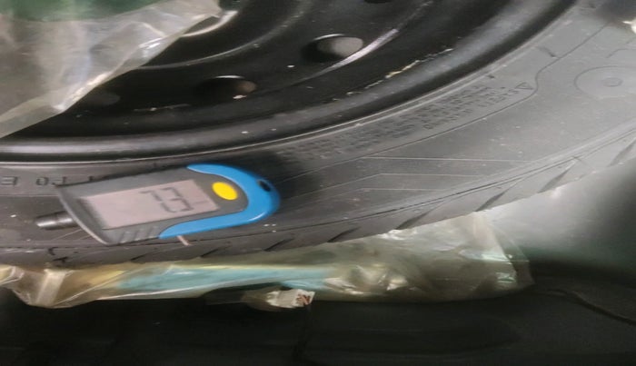 2016 Hyundai Eon SPORTZ, Petrol, Manual, 11,961 km, tyre