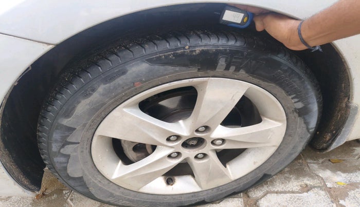 2013 Hyundai New Elantra 1.8 SX MT VTVT, Petrol, Manual, 1,67,318 km, tyre