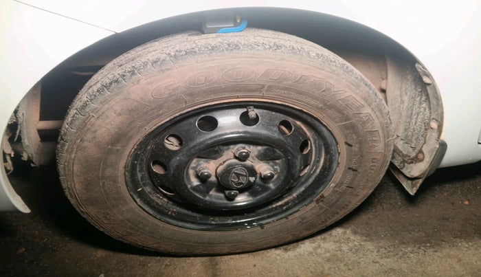 2016 Hyundai Eon ERA +, Petrol, Manual, 70,378 km, tyre