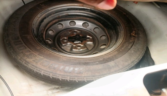 2016 Hyundai Eon ERA +, Petrol, Manual, 70,378 km, tyre