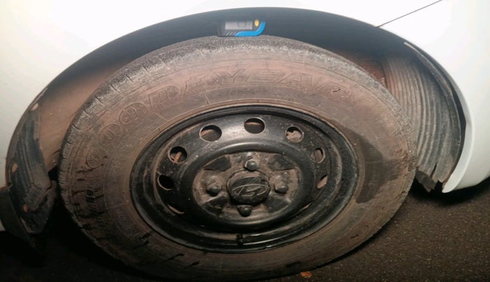 2016 Hyundai Eon ERA +, Petrol, Manual, 70,378 km, tyre