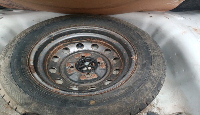 2014 Hyundai Eon ERA + LPG, Petrol, Manual, 1,29,310 km, tyre