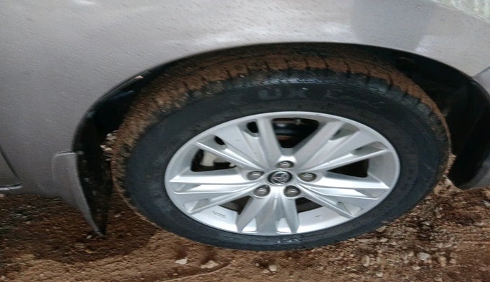 2019 Toyota Innova Crysta 2.4 ZX 7 STR, Diesel, Manual, 1,26,664 km, tyre